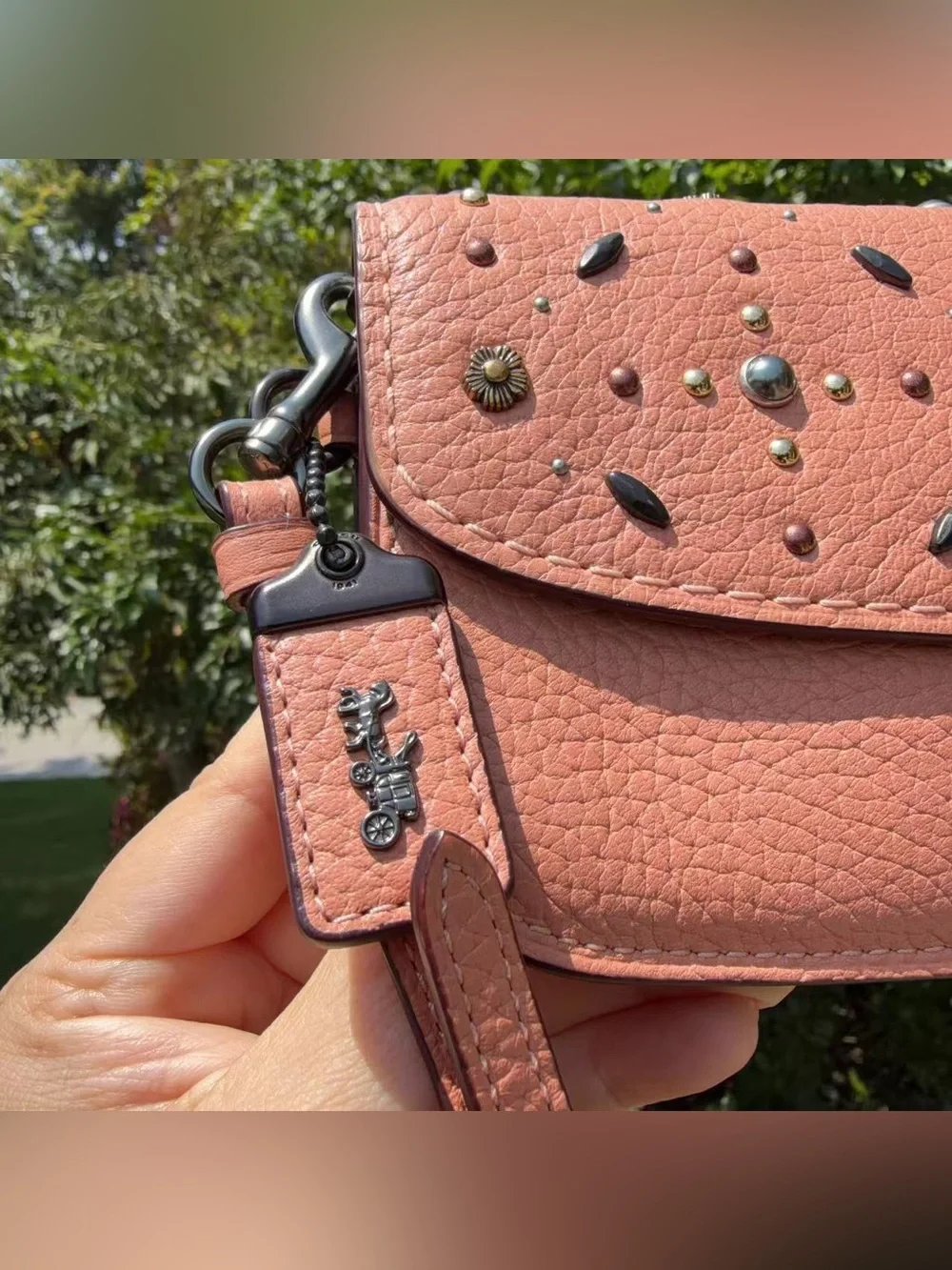 EUC COACH 1941 CLUTCH WITH PRAIRIE RIVETS 29715